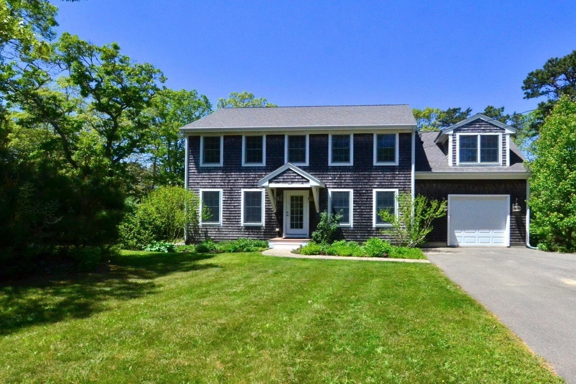 House on 10 Eastville Avenue in Oak Bluffs