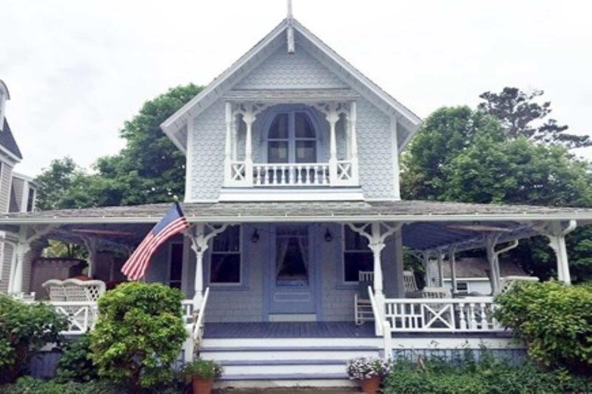 In Town Victorian Walk to Beach